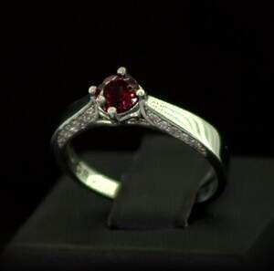 Срібна каблучка 925 проби 2,32 г з кенійським Родолітом та фіанітами 0,92 карат Срібна каблучка 925 проби 2,32 г з кенійським Родолітом та фіанітами 0,92 карат