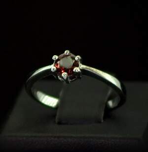 Срібна каблучка 925 проби 1,7 г з мозамбікським Гранатом 0,53 карат Срібна каблучка 925 проби 1,7 г з мозамбікським Гранатом 0,53 карат