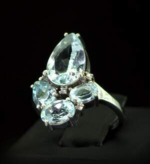 Срібна каблучка 925 проби 4,52 г з блакитними Топазами та фіанітами 5,77 карат Срібна каблучка 925 проби 4,52 г з блакитними Топазами та фіанітами 5,77 карат