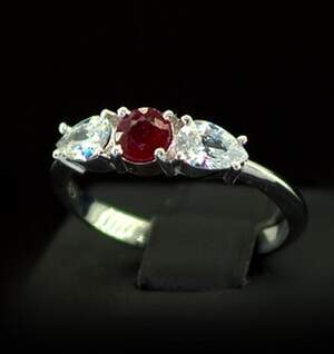 Срібна каблучка 925 проби 2,51 г з таїландським Рубіном та фіанітами 1,86 карат Срібна каблучка 925 проби 2,51 г з таїландським Рубіном та фіанітами 1,86 карат