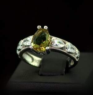 Серебряное кольцо 925 пробы 3,77 г с турецким Султанітом класса АААА и цирконами 1,41 карат Серебряное кольцо 925 пробы 3,77 г с турецким Султанітом класса АААА и цирконами 1,41 карат