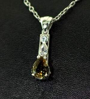 Серебряная подвеска 925 пробы 2,28 г с турецким Султанітом класса АААА и цирконами 1,35 карат Серебряная подвеска 925 пробы 2,28 г с турецким Султанітом класса АААА и цирконами 1,35 карат