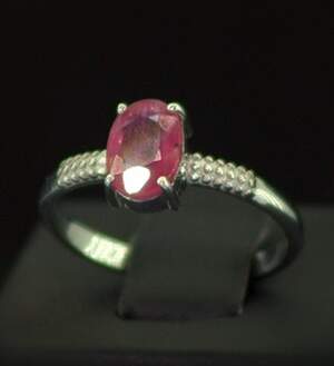 Серебряное кольцо 925 пробы 1,95 г с Рубіном класса АААА и цирконами 1,5 карат