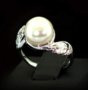 Серебряное кольцо 925 пробы 4,05 г с Перлиною 5,7 карат