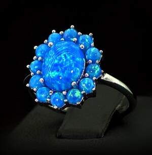 Серебряное кольцо 925 пробы 3,6 г с голубыми гидротермальными Опалами 2,13 карат