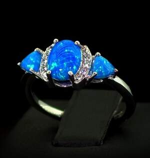 Серебряное кольцо 925 пробы 2,66 г с голубыми гидротермальными Опалами и цирконами 0,99 карат