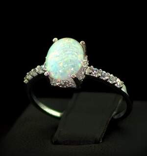 Серебряное кольцо 925 пробы 1,61 г с белым гідротермальним Опалом и цирконами 1,11 карат Серебряное кольцо 925 пробы 1,61 г с белым гідротермальним Опалом и цирконами 1,11 карат
