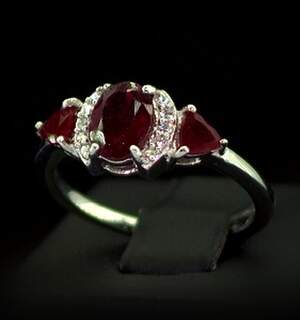 Серебряное кольцо 925 пробы 2,89 г с африканскими Роял Рубінами класса АААА и цирконами 2,54 карат