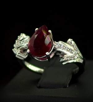 Серебряное кольцо 925 пробы 3,47 г с африканским Роял Рубіном класса АААА и цирконами 2,86 карат