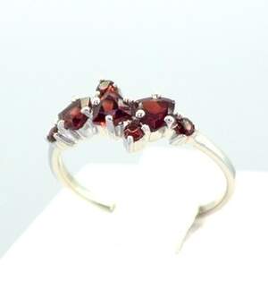 Серебряное кольцо 925 пробы 1,69 г с мозамбикскими Гранатами 1,02 карат