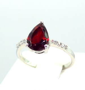 Серебряное кольцо 925 пробы 2,05 г с мозамбикским Гранатом и цирконами 1,67 карат