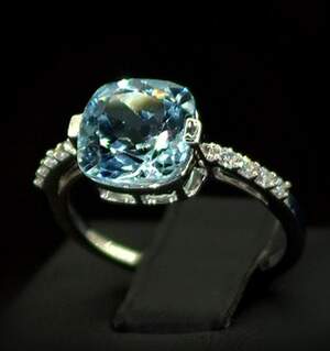 Серебряное кольцо 925 пробы 2,43 г с голубым Топазом и цирконами 3,85 карат