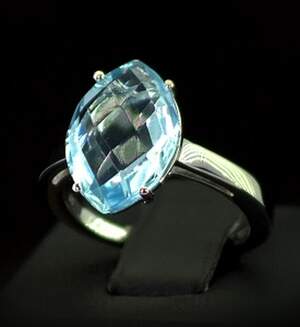Серебряное кольцо 925 пробы 3,8 г с голубым Топазом 6,55 карат