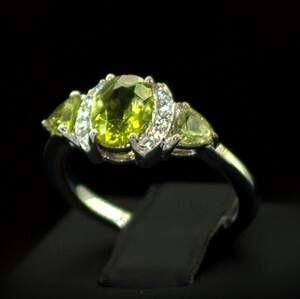 Серебряное кольцо 925 пробы 2,71 г с египетскими Хризолітами и цирконами 1,74 карат Серебряное кольцо 925 пробы 2,71 г с египетскими Хризолітами и цирконами 1,74 карат