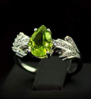 Серебряное кольцо 925 пробы 3,39 г с египетским Хризолітом и цирконами 2,18 карат Серебряное кольцо 925 пробы 3,39 г с египетским Хризолітом и цирконами 2,18 карат