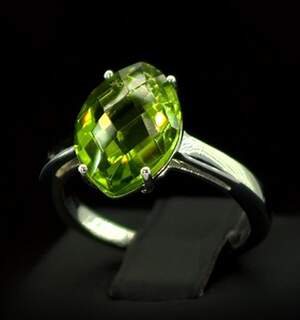 Серебряное кольцо 925 пробы 3,9 г с египетским Хризолітом 5,36 карат