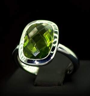 Серебряное кольцо 925 пробы 4,03 г с египетским Хризолітом 5,93 карат Серебряное кольцо 925 пробы 4,03 г с египетским Хризолітом 5,93 карат