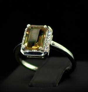 Срібна каблучка 925 проби 2,55 г з турецьким Султанітом класу АААА та цирконами 1,92 карат Срібна каблучка 925 проби 2,55 г з турецьким Султанітом класу АААА та цирконами 1,92 карат