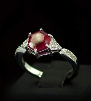 Серебряное кольцо 925 пробы 3,37 гр. с африканским Роял рубином класса AAAA и топазами из США 3,26 карат Серебряное кольцо 925 пробы 3,37 гр. с африканским Роял рубином класса AAAA и топазами из США 3,26 карат