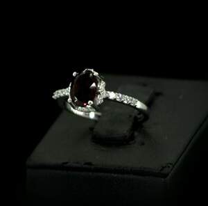 Серебряное кольцо 925 пробы 1,97 г с мозамбикским Гранатом и цирконами 1,37 карат Серебряное кольцо 925 пробы 1,97 г с мозамбикским Гранатом и цирконами 1,37 карат