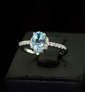 Серебряное кольцо 925 пробы 1,92 г с голубым Топазом и цирконами 1,85 карат Серебряное кольцо 925 пробы 1,92 г с голубым Топазом и цирконами 1,85 карат