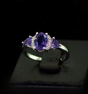 Серебряное кольцо 925 пробы 2,68 г с африканскими Аметистами и цирконами 1,79 карат Серебряное кольцо 925 пробы 2,68 г с африканскими Аметистами и цирконами 1,79 карат