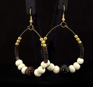 Серьги коричневого та белого цвета, матеріал: кістка буйвола Серьги коричневого та белого цвета, матеріал: кістка буйвола