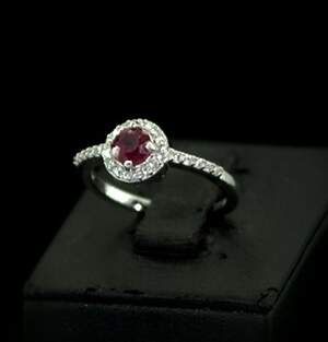 Срібна каблучка 925 проби 2,17 г з африканським Роял Рубіном класу АААА та цирконами 1,03 карат Срібна каблучка 925 проби 2,17 г з африканським Роял Рубіном класу АААА та цирконами 1,03 карат