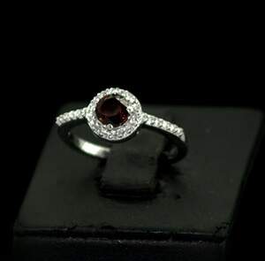 Срібна каблучка 925 проби 2,24 г з мозамбікським Гранатом та цирконами 0,98 карат Срібна каблучка 925 проби 2,24 г з мозамбікським Гранатом та цирконами 0,98 карат