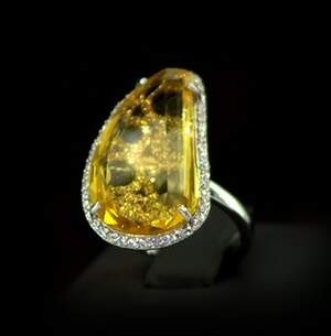 Серебряное кольцо 925 пробы 9,11 г с желтым та белыми Фианитами 15,5 карат Серебряное кольцо 925 пробы 9,11 г с желтым та белыми Фианитами 15,5 карат