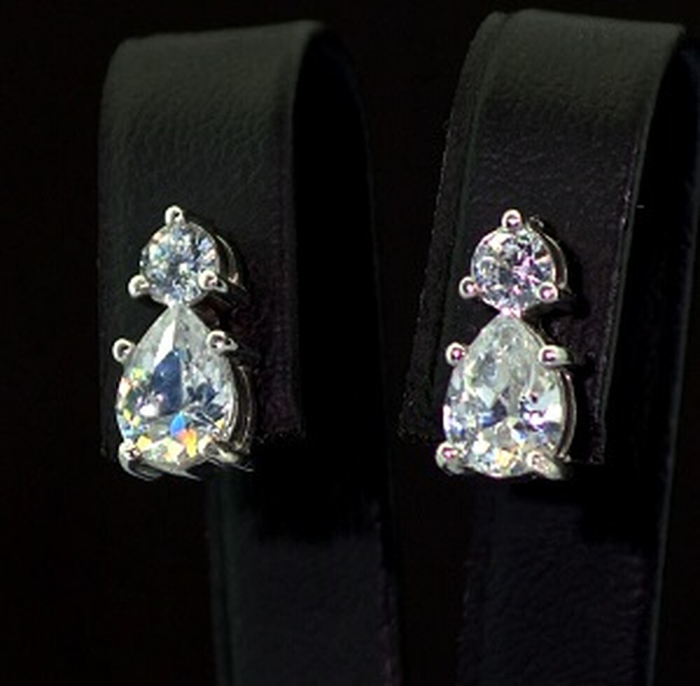 Серебряные серьги 925 пробы 3,88 г с Фианитами 4 карат Серебряные серьги 925 пробы 3,88 г с Фианитами 4 карат