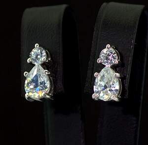 Серебряные серьги 925 пробы 3,88 г с Фианитами 4 карат Серебряные серьги 925 пробы 3,88 г с Фианитами 4 карат