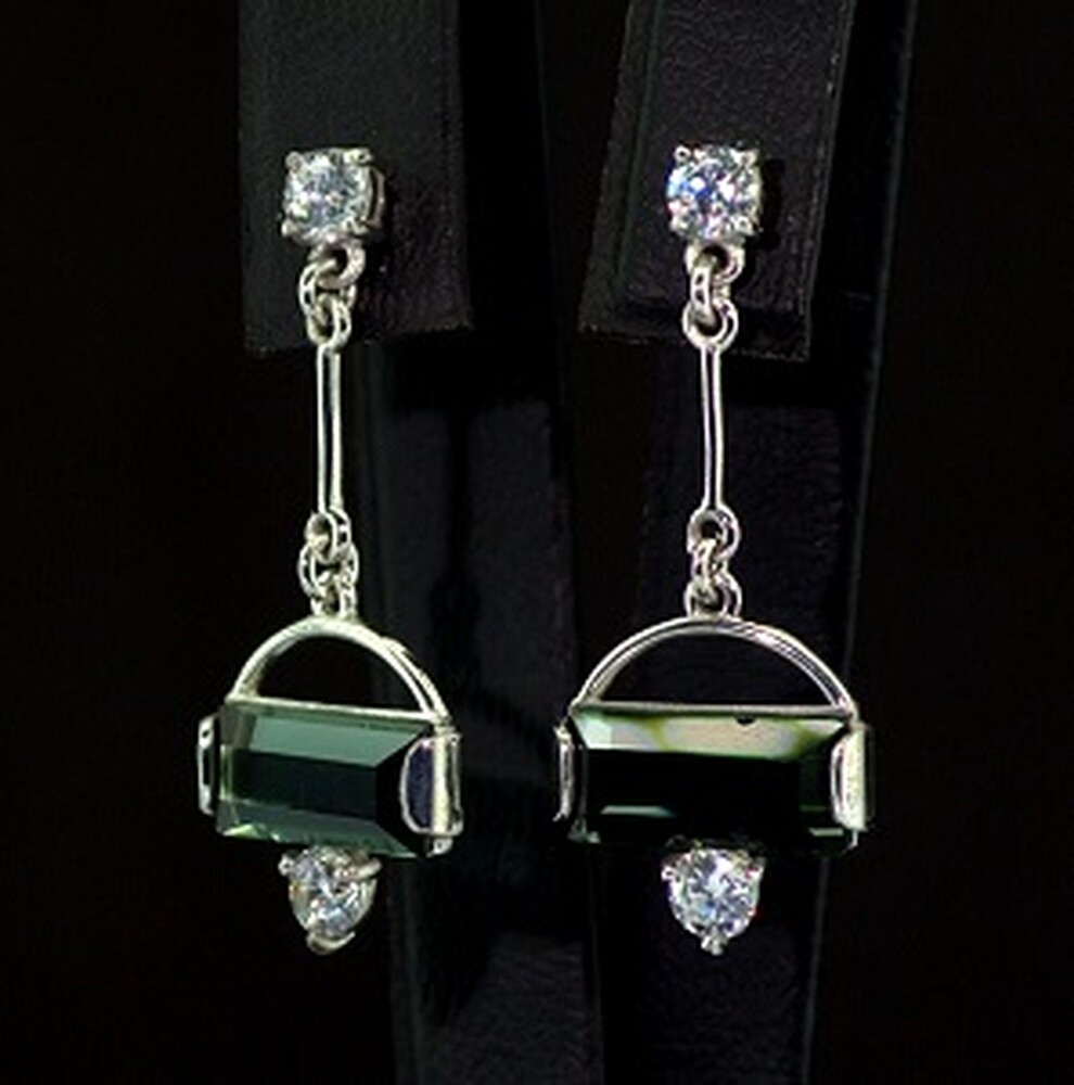 Серебряные серьги 925 пробы 4,86 г с белыми та зелеными Фианитами 6,5 карат Серебряные серьги 925 пробы 4,86 г с белыми та зелеными Фианитами 6,5 карат