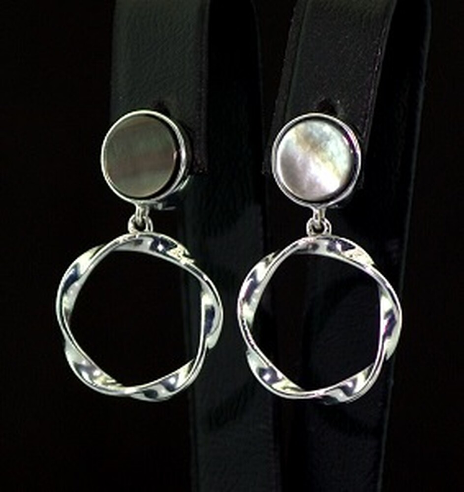 Серебряные серьги 925 пробы 4,28 г с черным Перламутром 2,6 карат Серебряные серьги 925 пробы 4,28 г с черным Перламутром 2,6 карат