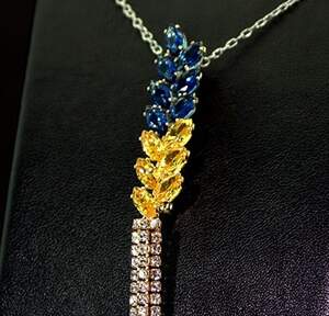 Брошка в позолоте з желтыми, синими та белыми фианитами Брошка в позолоте з желтыми, синими та белыми фианитами