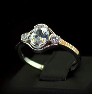 Серебряное кольцо 925 пробы с позолотой 375 пробы 2,85 г с белыми Фианитами 2,3 карат Серебряное кольцо 925 пробы с позолотой 375 пробы 2,85 г с белыми Фианитами 2,3 карат