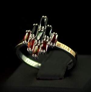 Серебряное кольцо 925 пробы с позолотой 375 пробы 2,72 г с красными та черными Фианитами 1,8 карат Серебряное кольцо 925 пробы с позолотой 375 пробы 2,72 г с красными та черными Фианитами 1,8 карат