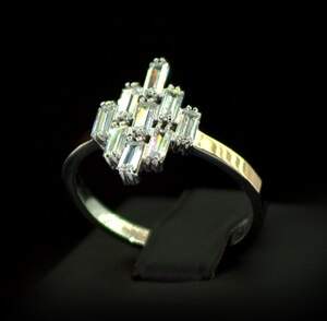 Серебряное кольцо 925 пробы с позолотой 375 пробы 2,85 г с белыми Фианитами 1,8 карат Серебряное кольцо 925 пробы с позолотой 375 пробы 2,85 г с белыми Фианитами 1,8 карат