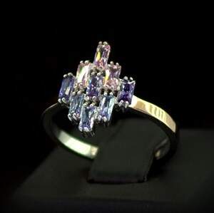 Серебряное кольцо 925 пробы с позолотой 375 пробы 2,78 г с кольоровими Фианитами 1,8 карат Серебряное кольцо 925 пробы с позолотой 375 пробы 2,78 г с кольоровими Фианитами 1,8 карат