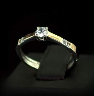 Серебряное кольцо 925 пробы с позолотой 375 пробы 1,78 г с белыми Фианитами 0,55 карат Серебряное кольцо 925 пробы с позолотой 375 пробы 1,78 г с белыми Фианитами 0,55 карат