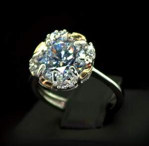 Серебряное кольцо 925 пробы с позолотой 375 пробы 4,76 г с белыми Фианитами 6,95 карат Серебряное кольцо 925 пробы с позолотой 375 пробы 4,76 г с белыми Фианитами 6,95 карат