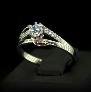 Серебряное кольцо 925 пробы с позолотой 375 пробы 2,33 г с белыми Фианитами 0,9 карат Серебряное кольцо 925 пробы с позолотой 375 пробы 2,33 г с белыми Фианитами 0,9 карат