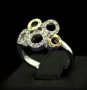 Серебряное кольцо 925 пробы с позолотой 375 пробы 3,52 г с белыми Фианитами 0,65 карат Серебряное кольцо 925 пробы с позолотой 375 пробы 3,52 г с белыми Фианитами 0,65 карат