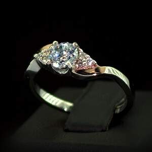 Серебряное кольцо 925 пробы с позолотой 375 пробы 2,91 г с белыми Фианитами 1,65 карат Серебряное кольцо 925 пробы с позолотой 375 пробы 2,91 г с белыми Фианитами 1,65 карат