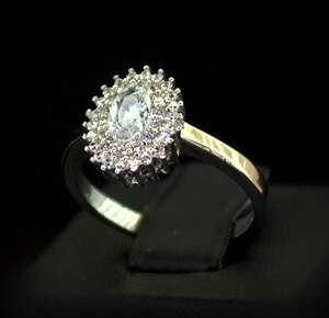 Серебряное кольцо 925 пробы с позолотой 375 пробы 2,81 г с белыми Фианитами 2,3 карат Серебряное кольцо 925 пробы с позолотой 375 пробы 2,81 г с белыми Фианитами 2,3 карат