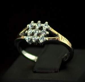 Серебряное кольцо 925 пробы с позолотой 375 пробы 2,42 г с  белыми Фианитами 0,55 карат