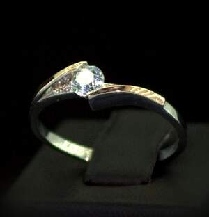Серебряное кольцо 925 пробы с позолотой 375 пробы 2,05 г с белыми Фианитами 0,65 карат