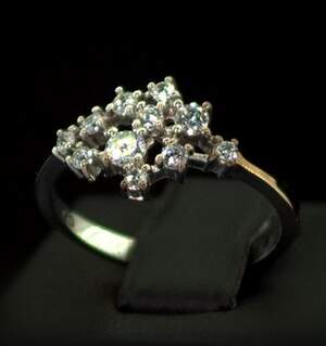 Серебряное кольцо 925 пробы с позолотой 375 пробы 1,75 г с белыми Фианитами 0,75 карат