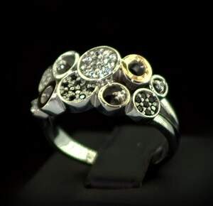 Серебряное кольцо 925 пробы с позолотой 375 пробы 6,01 г с черными та белыми Фианитами 0,8 карат