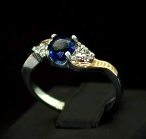 Серебряное кольцо 925 пробы с позолотой 375 пробы 2,52 г с синим та белыми Фианитами 1,65 карат